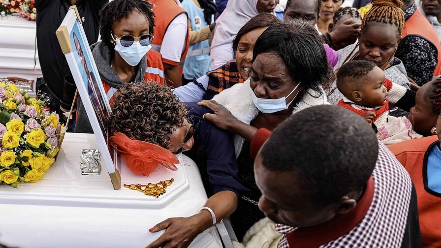 El dolor marca el funeral por las 16 niñas muertas en el incendio de una escuela en Kenia El dolor marca el funeral por las 16 niñas muertas en el incendio de una escuela en Kenia