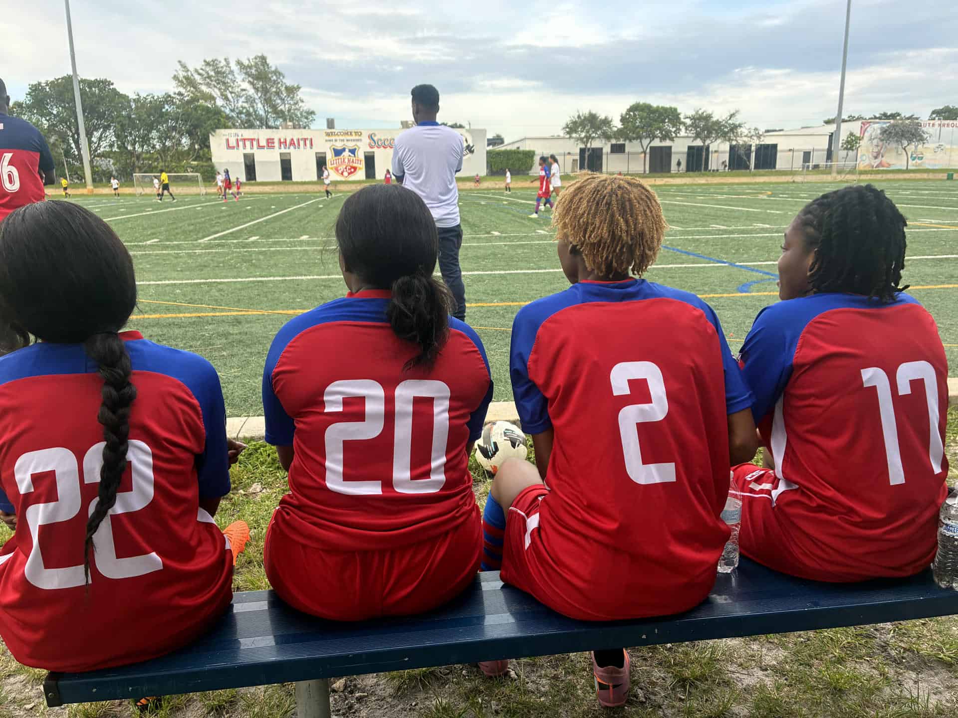 Jugadoras del equipo de fútbol Little Haiti Soccer FC entrenan este miércoles, en un campo del barrio de Little Haiti en Miami (EE. UU.)