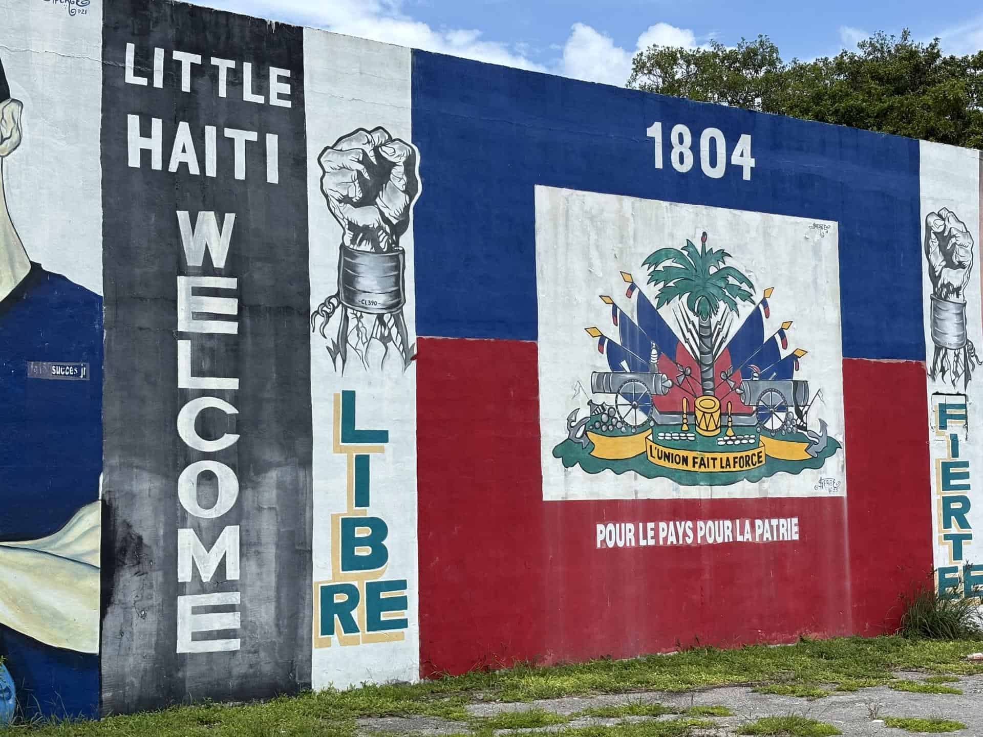 Fotografía que muestra un mural con la bandera de Hatiti este martes, en el barrio de Little Haiti en Miami (EE. UU.)