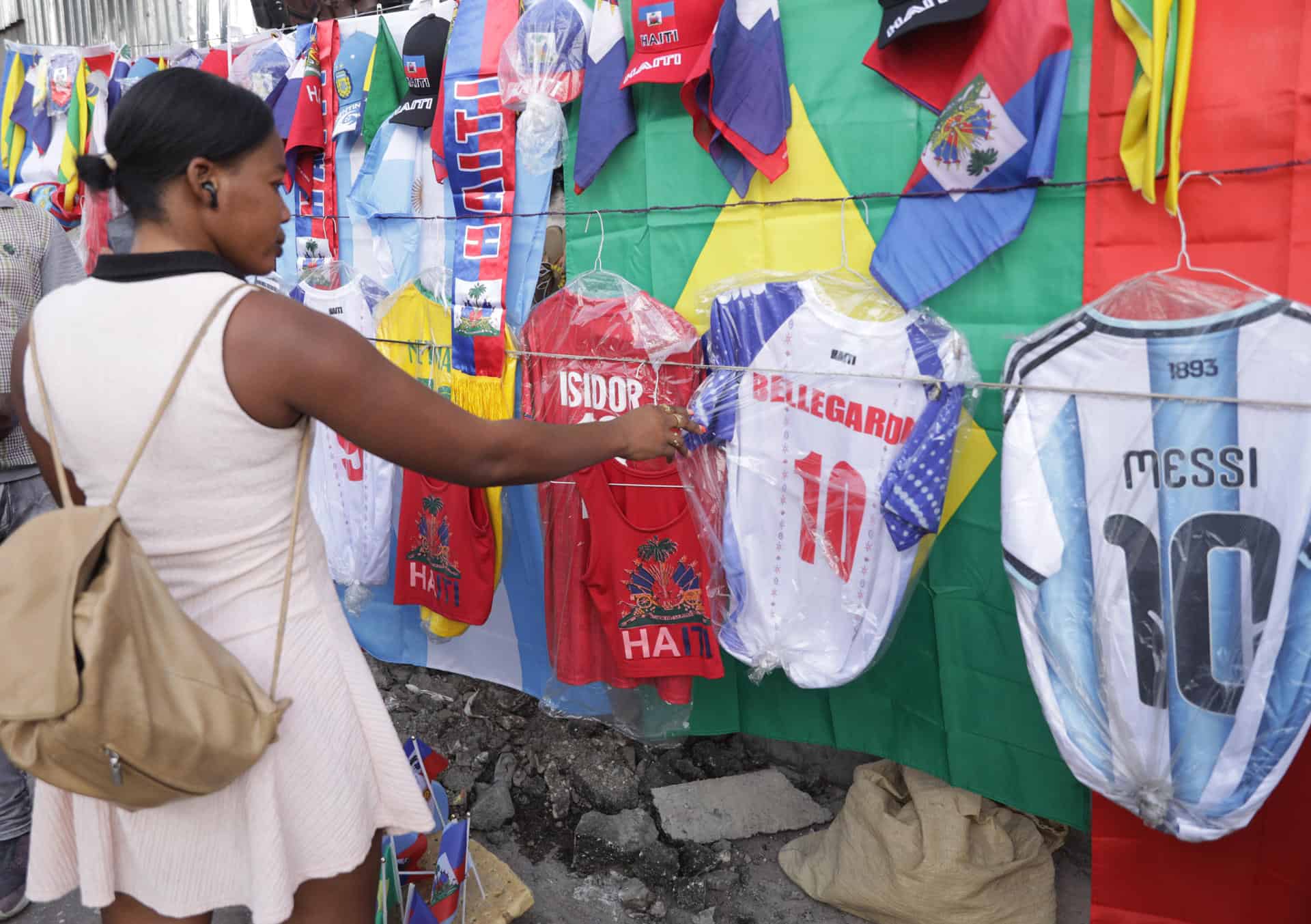 Una persona observa camisetas de selecciones de fútbol este miércoles, en Puerto Príncipe (Haití).