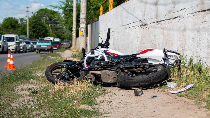 Joven muere durante presunta competencia clandestina de motocicletas en Moca Joven muere durante presunta competencia clandestina de motocicletas en Moca