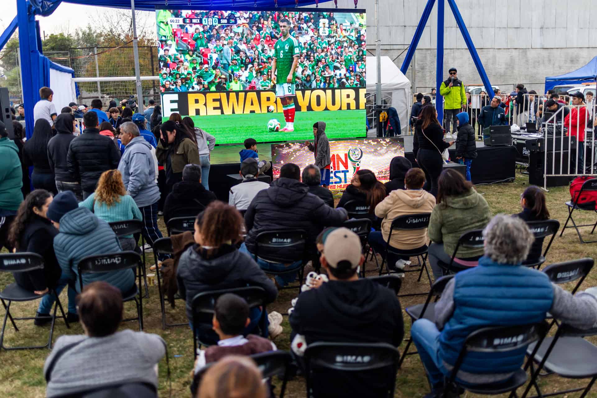 Personas observan en una pantalla gigante el primer partido del Mundial de la FIFA 2026 este jueves, en Santiago (Chile).