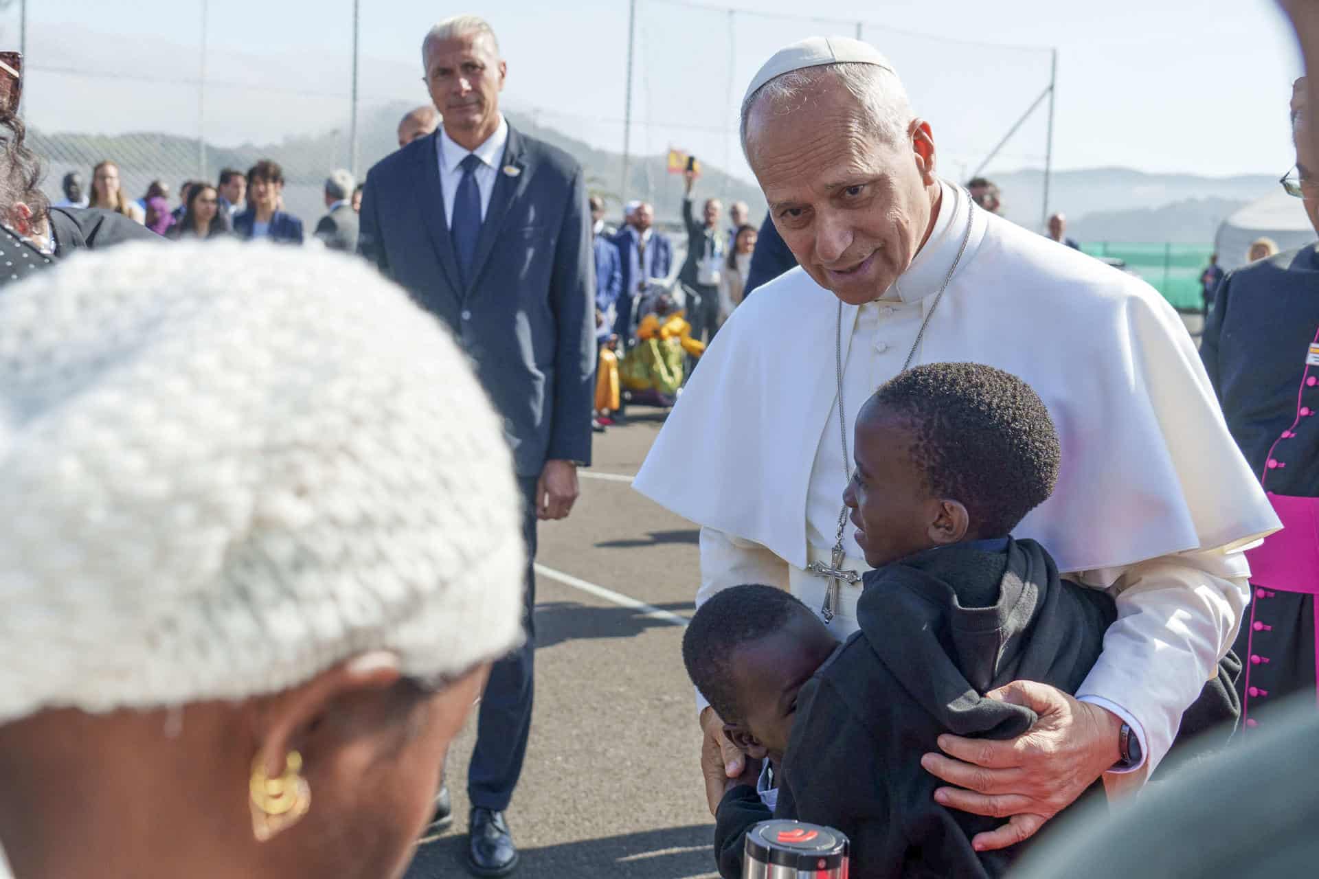 El papa León XIV saluda a varios niños durante su visita este viernes al centro de primera acogida 'Las Raíces' de Tenerife.