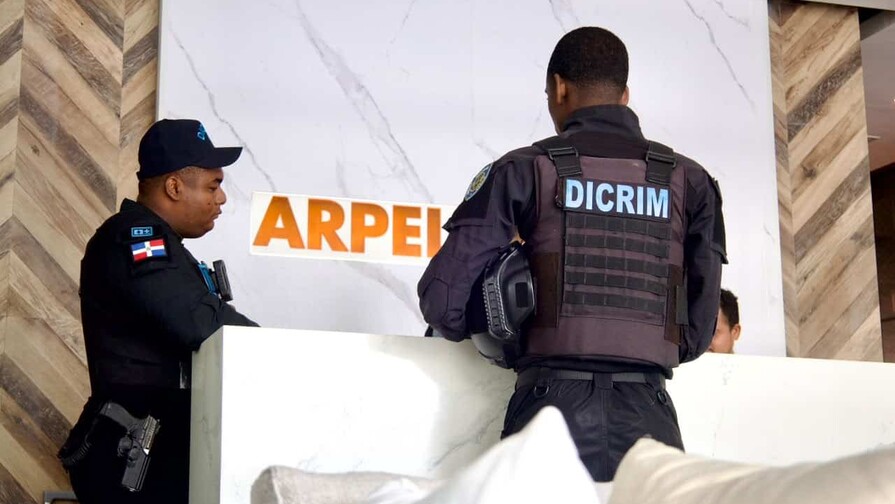 Las autoridades inspeccionan torre de Piantini donde murieron madre e hijo