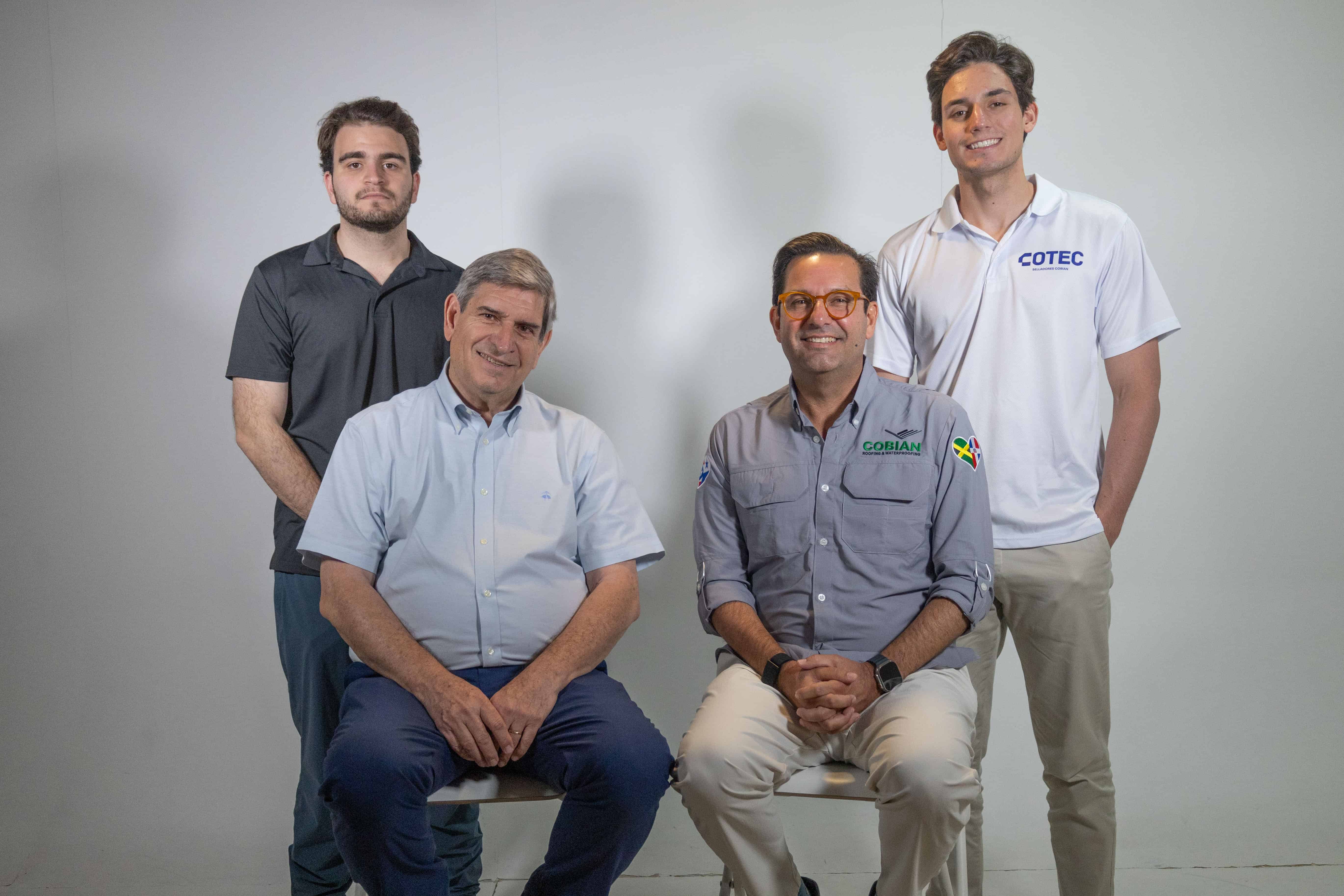 Tres generaciones de Selladores Cobian. En primera fila (de izquierda a derecha): Diego Martínez y Manolo Martino. Detrás: Juan Manuel Martino y Javier Herrera Martino, fundadores de Cotec otra división del grupo.