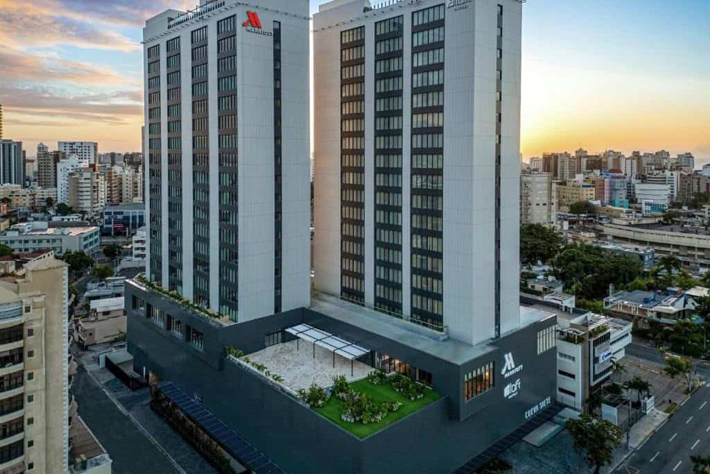 Una de las obras impermeabilizadas por Selladores Cobian: hoteles Aloft y Marriott en Santo Domingo.