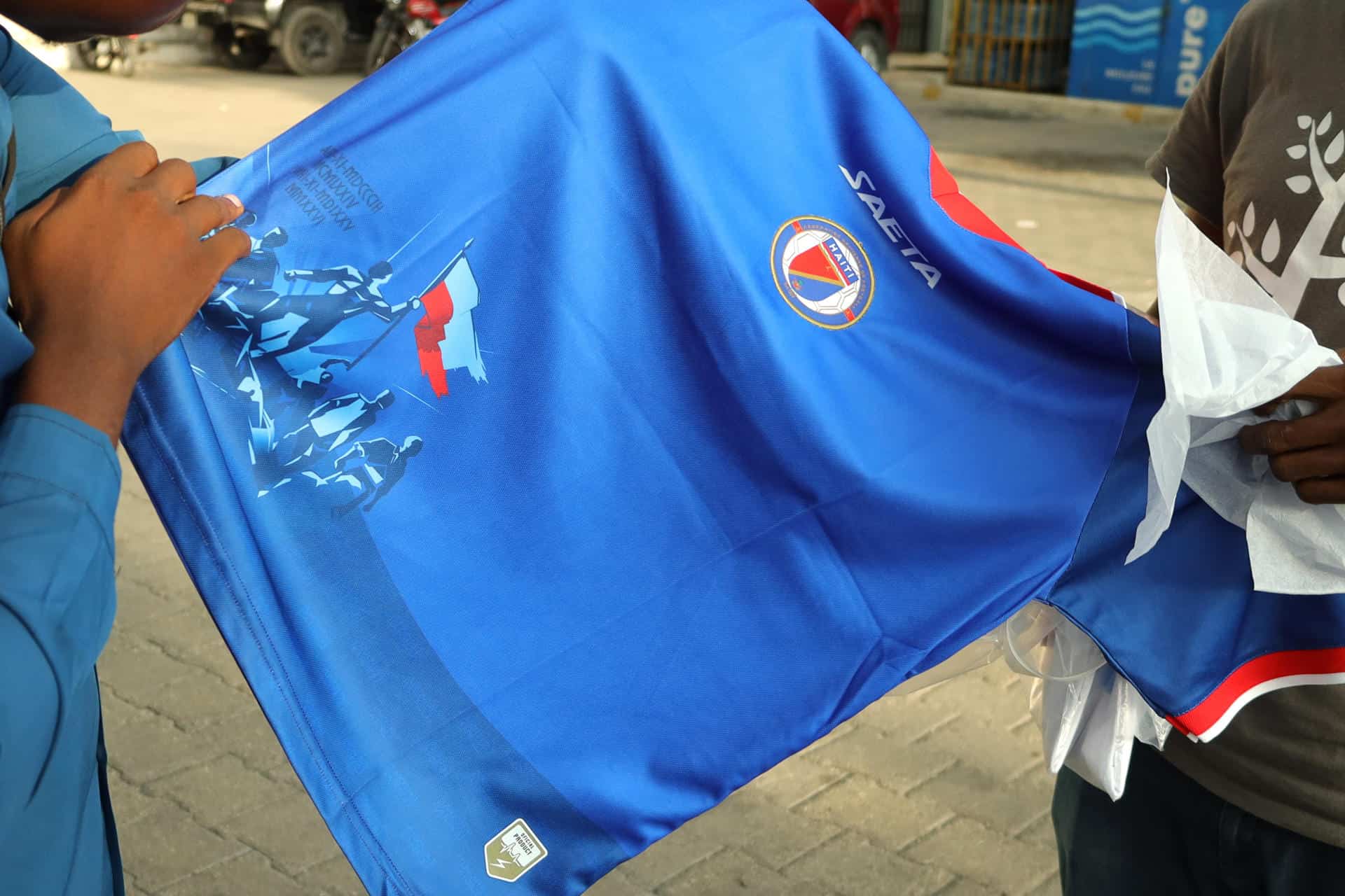 Una persona sostiene una camiseta de la selección de fútbol de Haití este miércoles, en Puerto Príncipe (Haití).