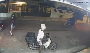 C&aacute;mara capta momento en que seis hombres asaltan a repartidor de un colmado en Alma Rosa I