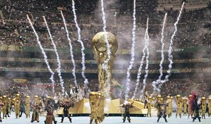 Tom Cruise, Robbie Williams y Laura Pausini se suman a las estrellas que cerrar&aacute;n el Mundial 2026