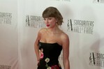 Taylor Swift se convierte en la mujer más joven en entrar al Salón de la Fama de los Compositores Taylor Swift se convierte en la mujer más joven en entrar al Salón de la Fama de los Compositores