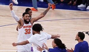 Towns es captado mientras le pide a los fan&aacute;ticos rodear a Harper en la jugada final del partido 4