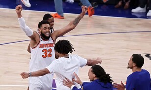 Towns es captado mientras le pide a los fan&aacute;ticos rodear a Harper en la jugada final del partido 4