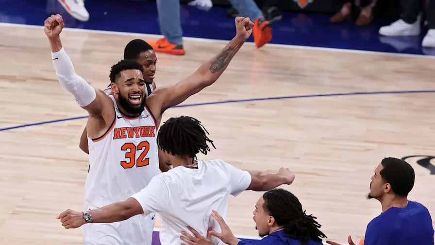 Towns es captado mientras le pide a los fanáticos rodear a Harper en la jugada final del partido 4 Towns es captado mientras le pide a los fanáticos rodear a Harper en la jugada final del partido 4