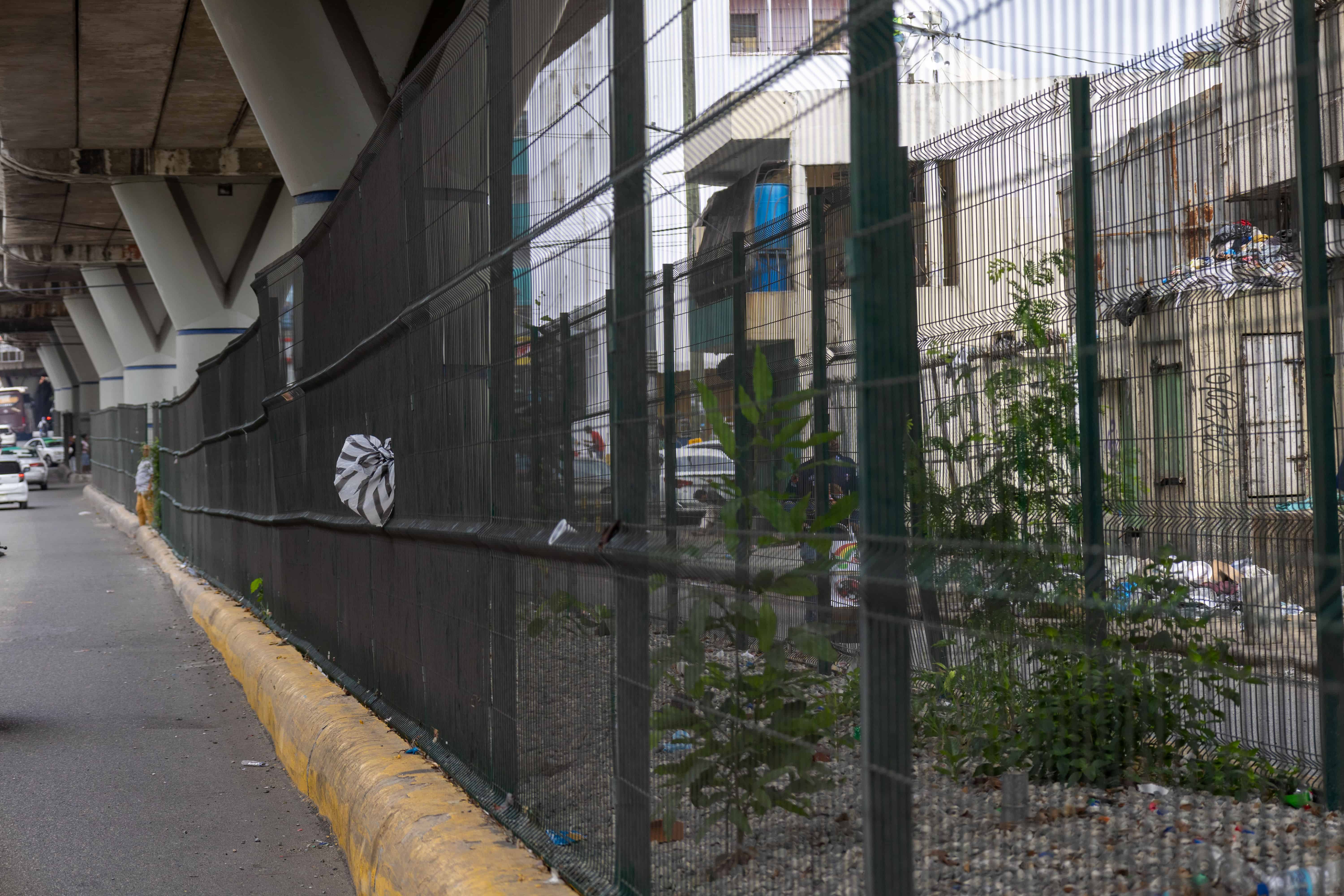 Algunas personas cuelgan basura en los hierros.