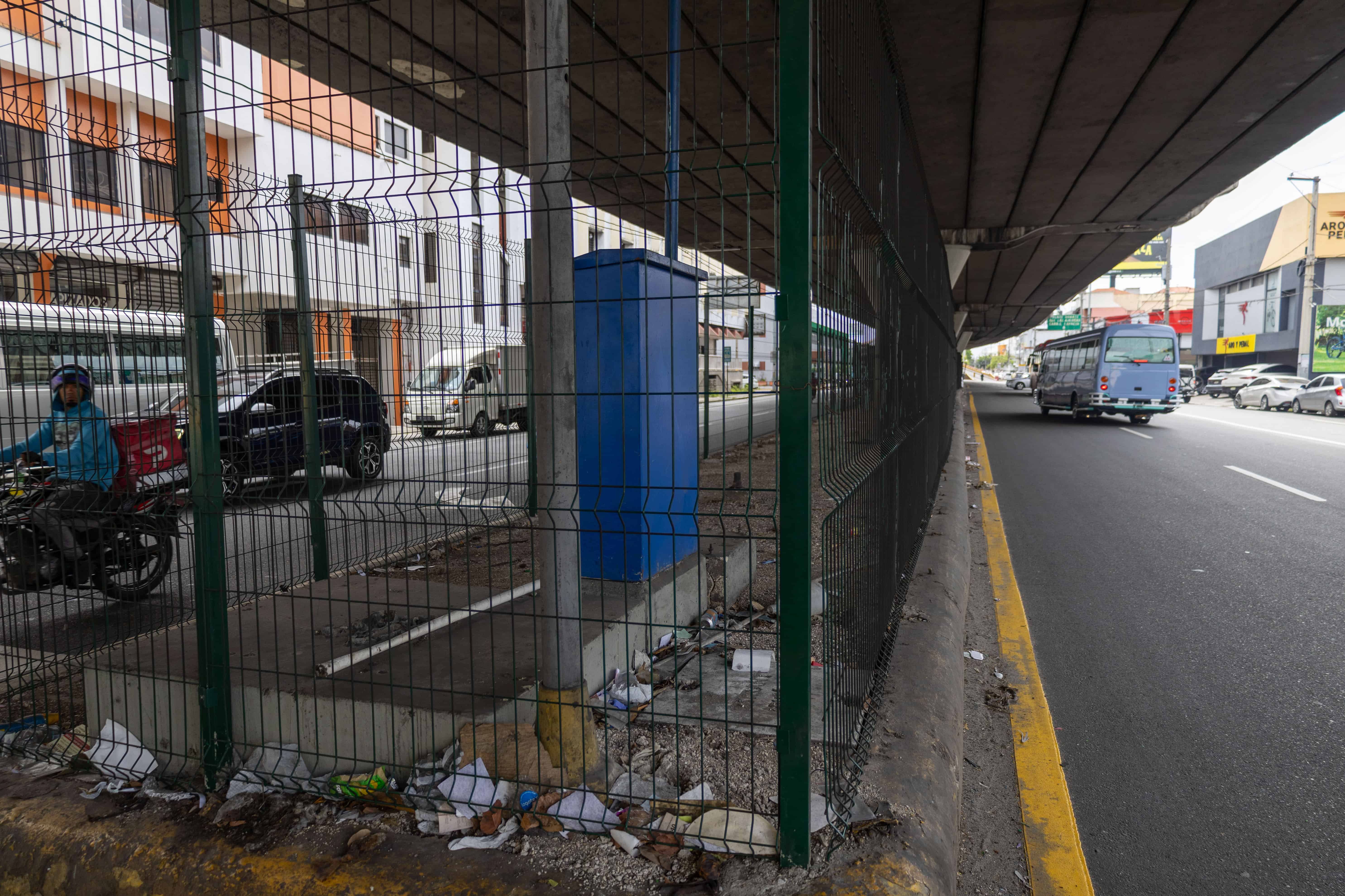 La gente lanza la basura en la izleta central.