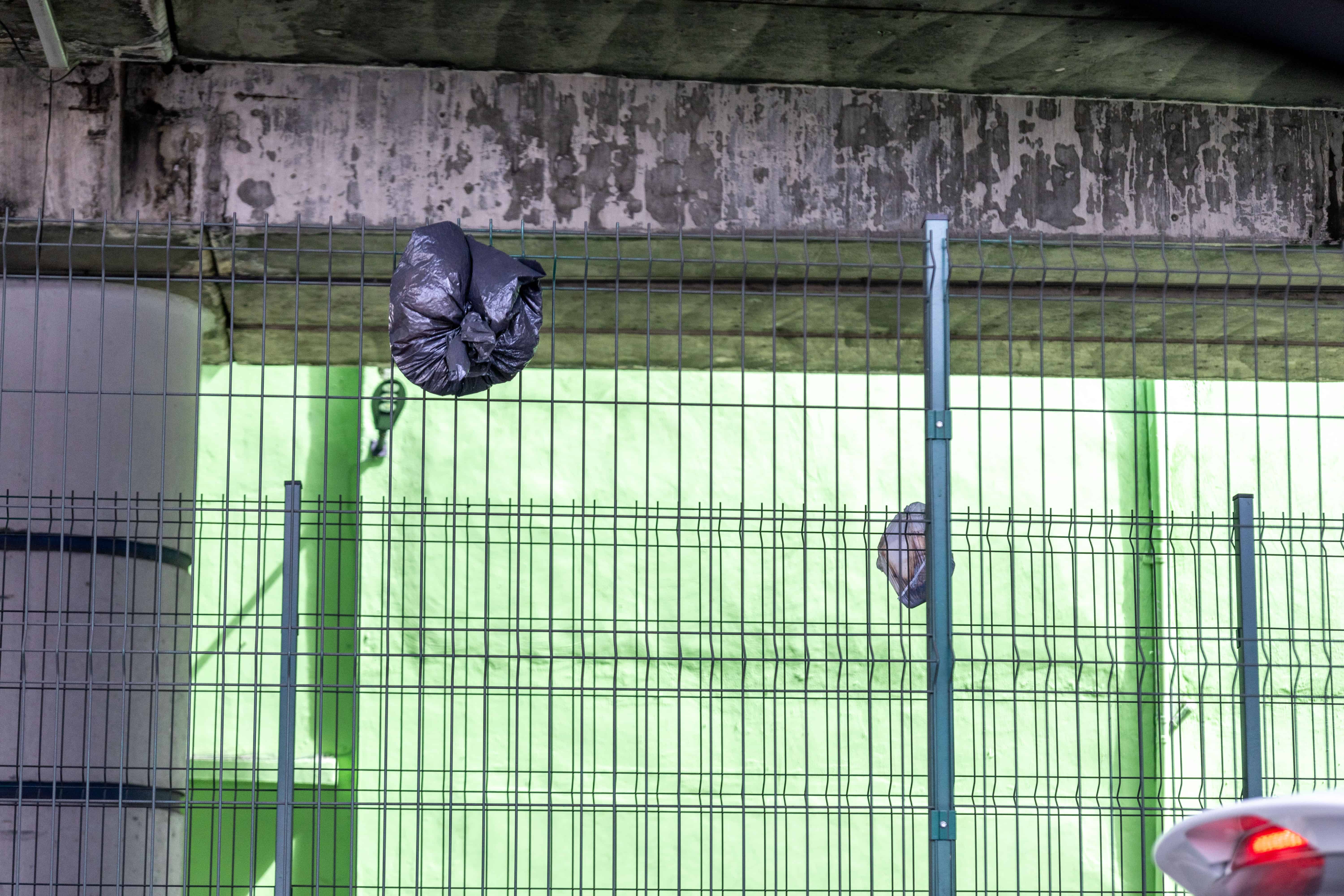 Mas basura colgando, colocada por ciudadanos.