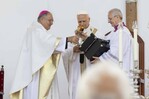 El papa cierra en Tenerife su visita a España para predicar la prioridad humana El papa cierra en Tenerife su visita a España para predicar la prioridad humana