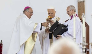 El papa cierra en Tenerife su visita a España para predicar la prioridad humana