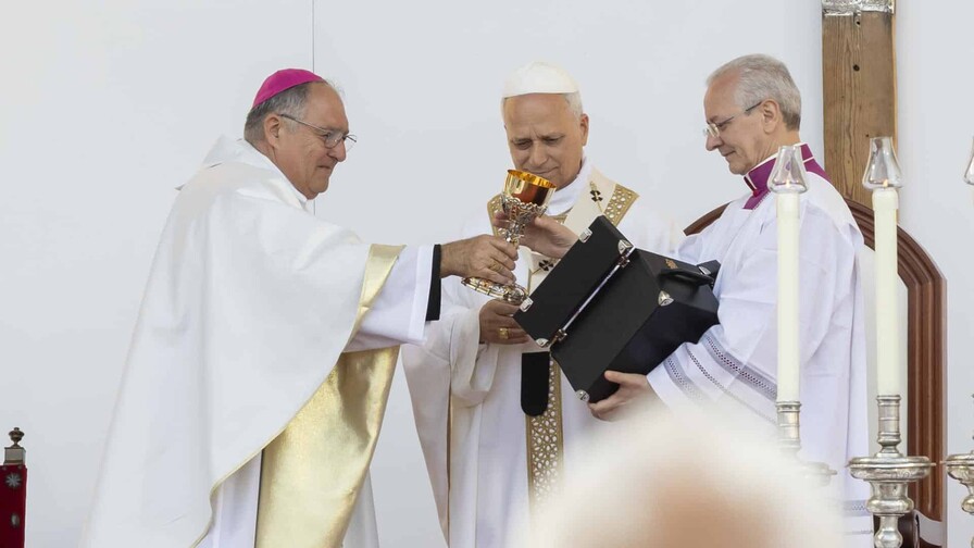 El papa cierra en Tenerife su visita a España para predicar la prioridad humana