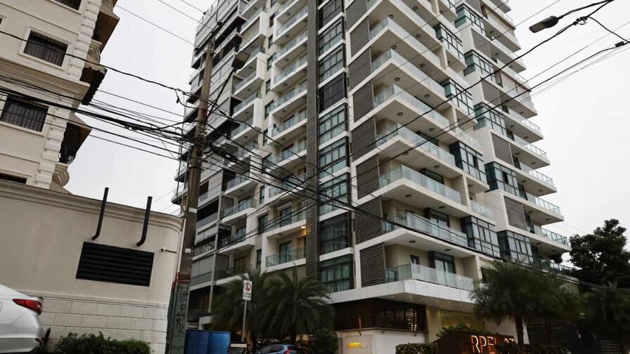 ¿Quién encontró sin vida a la mujer y su hijo en el apartamento de Piantini?
