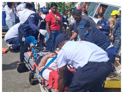 Autobús de Supérate impacta banca de lotería y deja 16 heridos