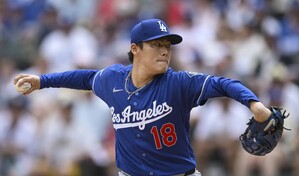 Yamamoto acaricia la gloria: a tres outs de la historia otra vez