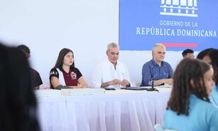 Presidente Abinader llama a estudiantes a prepararse en ingl&eacute;s y tecnolog&iacute;a