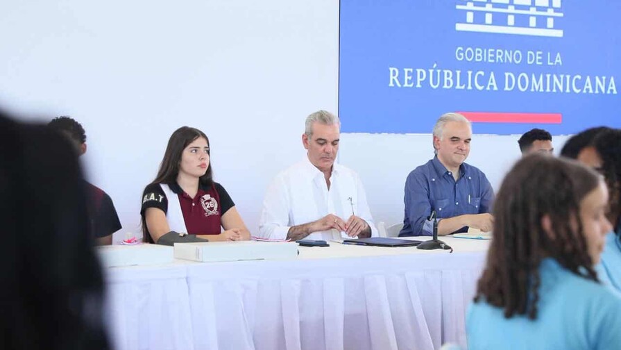 Presidente Abinader llama a estudiantes a prepararse en inglés y tecnología