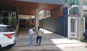 Autoridades realizan pruebas en apartamento donde fallecieron mujer y su hijo
