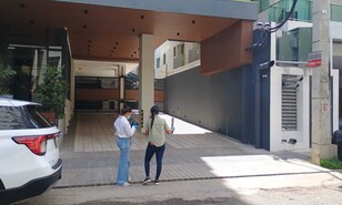 Autoridades realizan pruebas en apartamento donde fallecieron mujer y su hijo