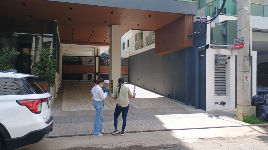 Autoridades realizan pruebas en apartamento donde fallecieron mujer y su hijo Autoridades realizan pruebas en apartamento donde fallecieron mujer y su hijo