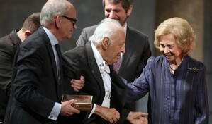 La reina Sof&iacute;a entrega a Zubin Mehta la Medalla de Honor del Festival de Granada