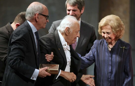 La reina Sof&iacute;a entrega a Zubin Mehta la Medalla de Honor del Festival de Granada