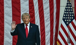Trump llega a los 80 presumiendo de salud aunque crecen las dudas sobre sus facultades