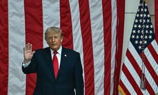 Trump llega a los 80 presumiendo de salud aunque crecen las dudas sobre sus facultades