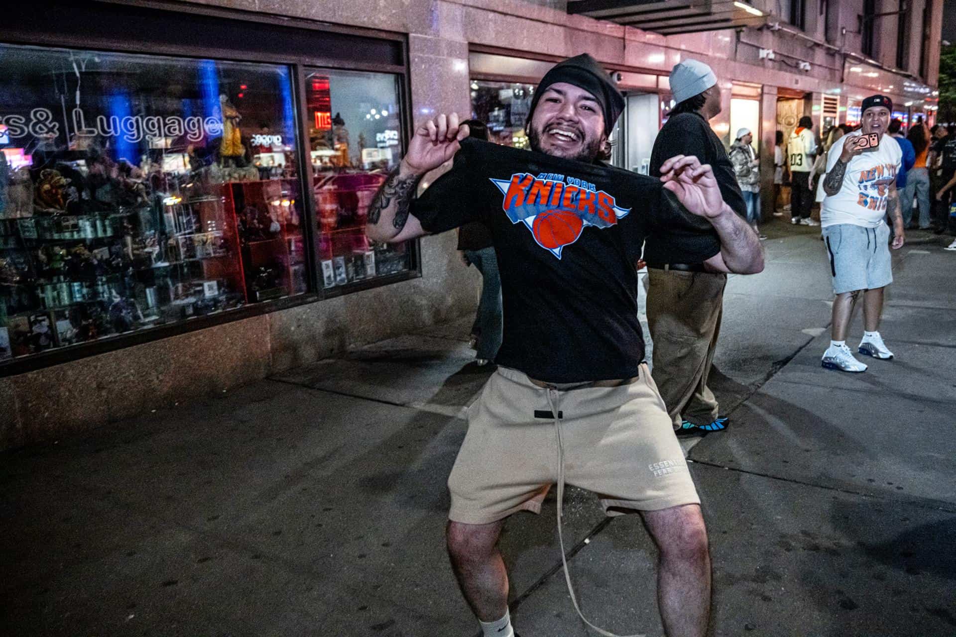 Los aficionados de los Knicks celebran al final del quinto partido de las finales de la NBA, donde los New York Knicks vencieron a los San Antonio Spurs por 4-1 en la serie de siete partidos, en una de las muchas fiestas para ver el partido en toda la ciudad, en Nueva York, Nueva York, EE. UU., 13 de junio de 2026.
