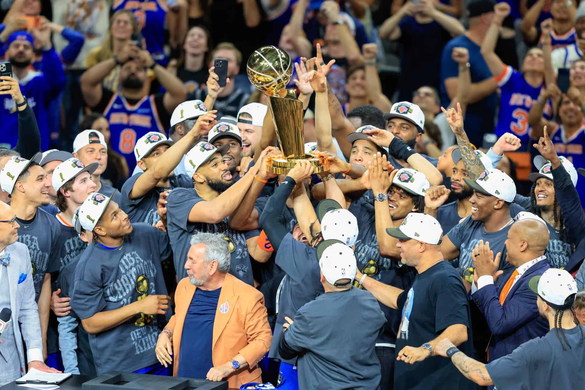Jugadores de los New York Knicks levantan el trofeo Larry O'Brien tras ganar el quinto partido de las Finales de la NBA entre los San Antonio Spurs y los New York Knicks, San Antonio, EE. UU., 13 de junio de 2026.
