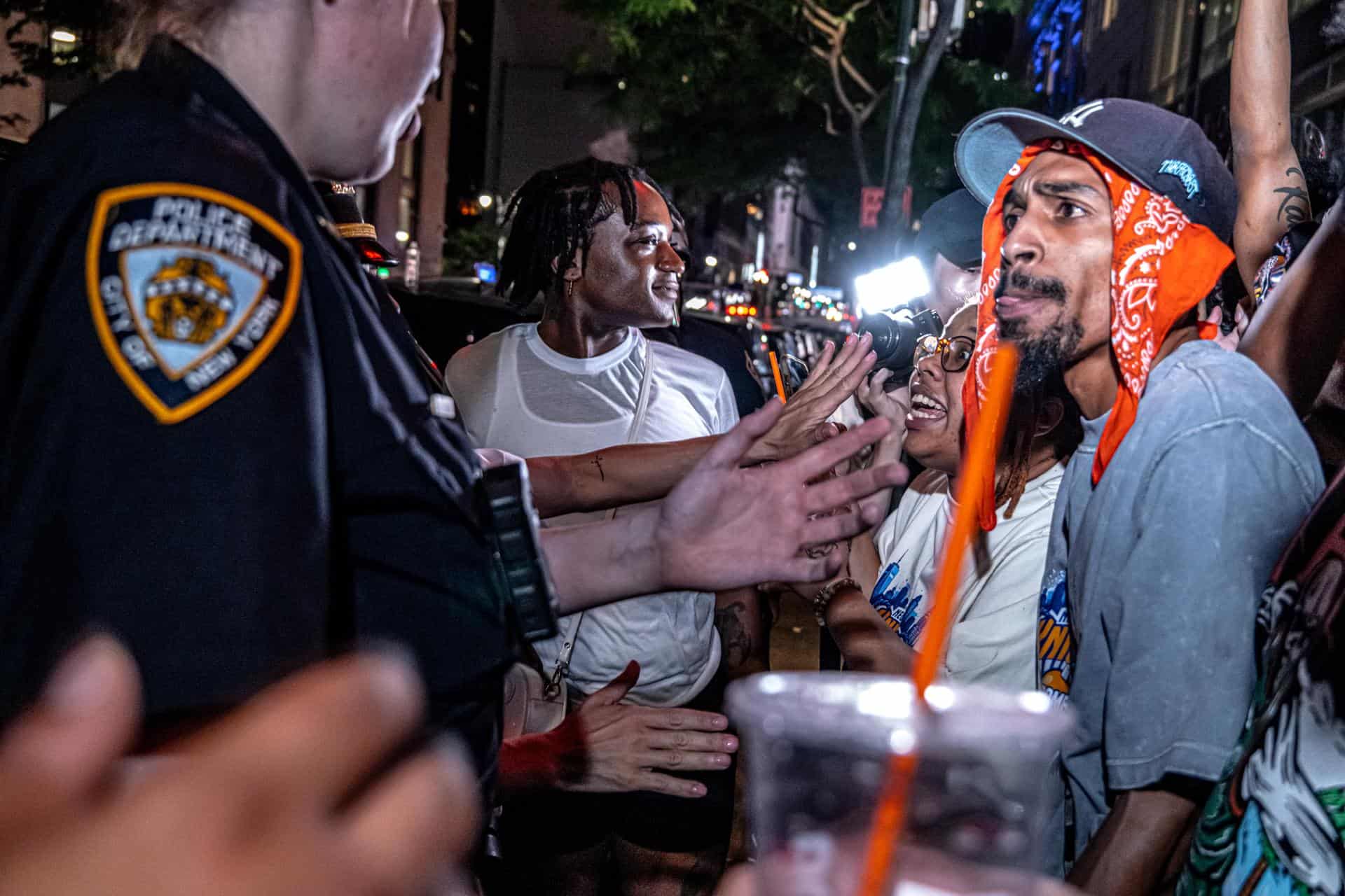 Aficionados de los Knicks reaccionan ante la policía mientras son desalojados al intentar ver el quinto partido de las finales de la NBA entre los New York Knicks y los San Antonio Spurs en una de las muchas fiestas para ver el partido en la ciudad de Nueva York, Estados Unidos, el 13 de junio de 2026.