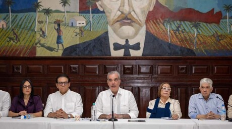 Abinader se re&uacute;ne con l&iacute;deres comunitarios y pasa balance a obras en Santiago