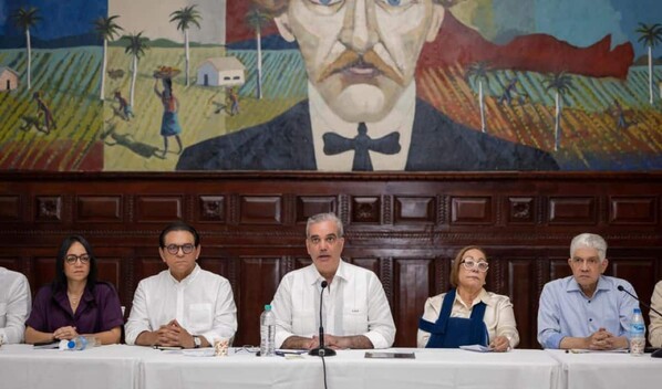 Abinader se re&uacute;ne con l&iacute;deres comunitarios y pasa balance a obras en Santiago