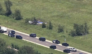 Mueren 12 personas al estrellarse avi&oacute;n de paracaidismo en Missouri