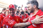 Lewis Hamilton gana en Cataluña y festeja por fin con Ferrari Lewis Hamilton gana en Cataluña y festeja por fin con Ferrari