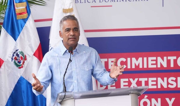 Ministro de Energ&iacute;a y Minas entrega proyecto el&eacute;ctrico en Bahoruco