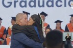 Una mujer pide matrimonio a su novio durante ceremonia de graduación de la UAPA Una mujer pide matrimonio a su novio durante ceremonia de graduación de la UAPA