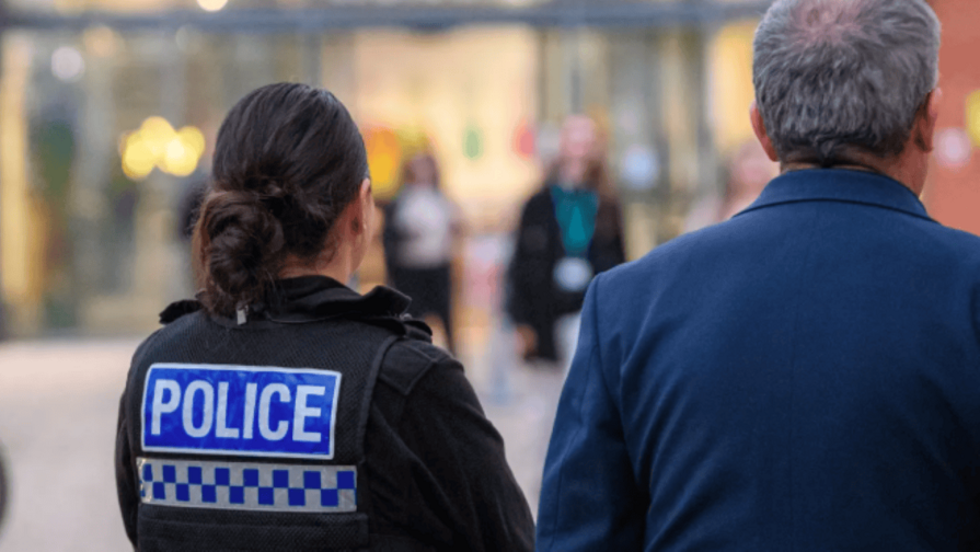 Un policía británico, suspendido por haber fabricado pruebas incriminatorias con IA Un policía británico, suspendido por haber fabricado pruebas incriminatorias con IA