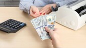 El d&oacute;lar escala a los 850 pesos en el mercado informal cubano, con tasa r&eacute;cord