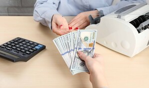 El d&oacute;lar escala a los 850 pesos en el mercado informal cubano, con tasa r&eacute;cord