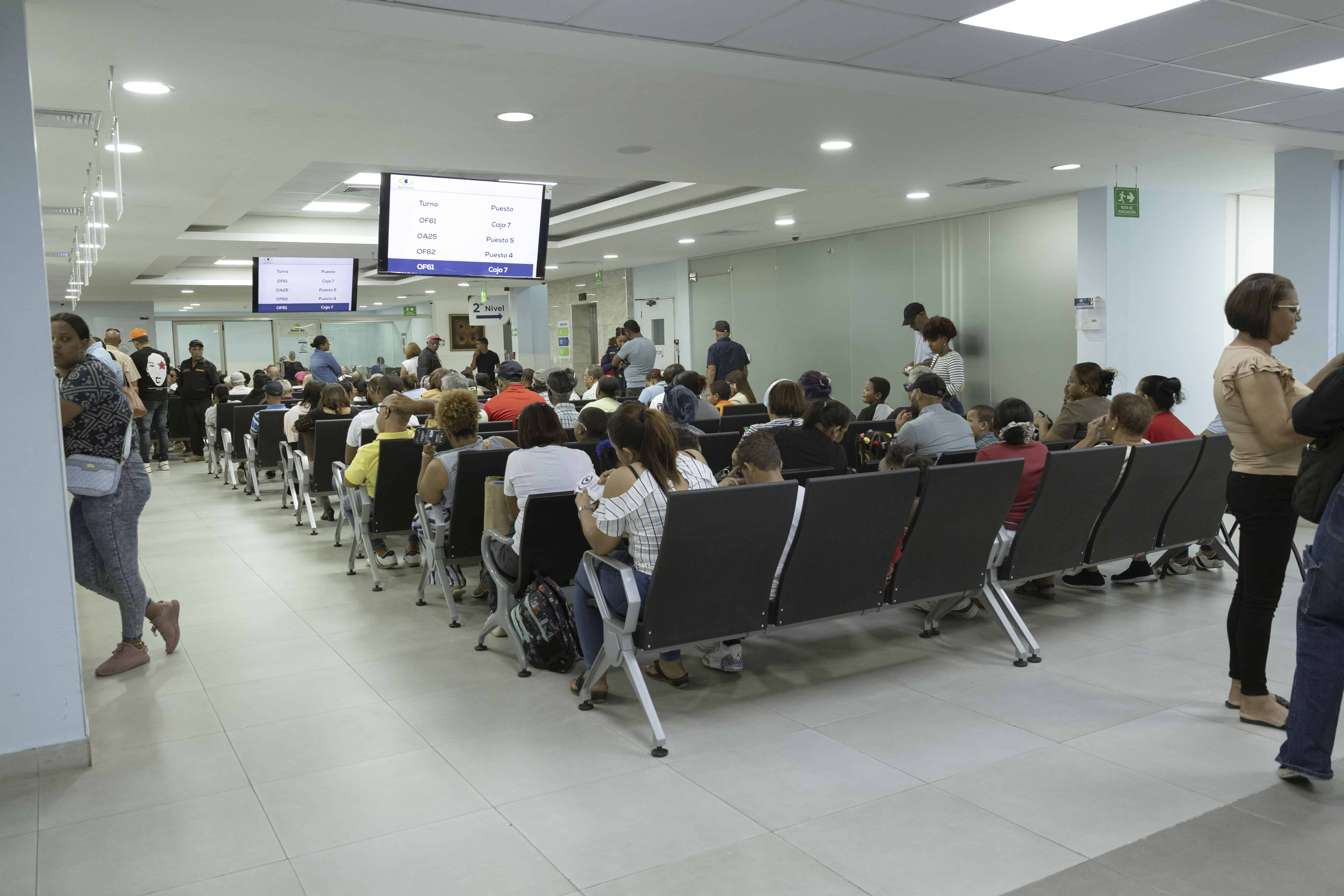 Decenas de pacientes aguardan el turno de su consulta en la sala de espera del primer nivel de Incocegla.