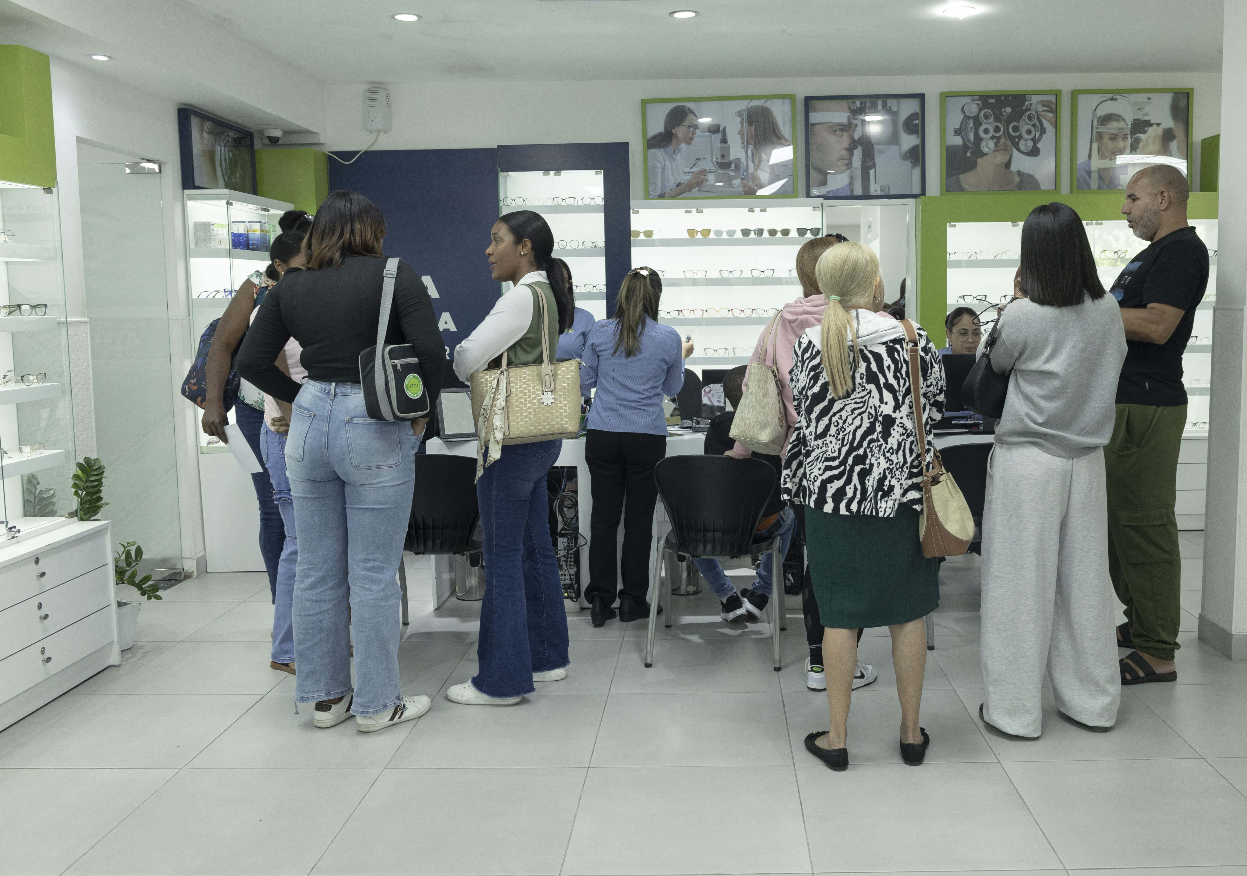 Pacientes en la óptica del Incocegla.