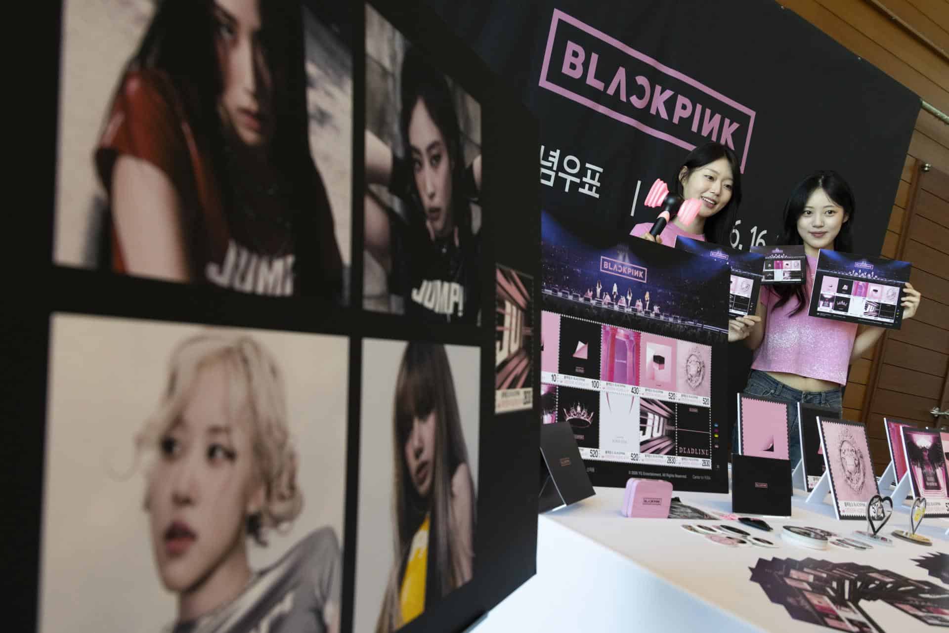 Modelos muestran sellos conmemorativos del grupo femenino de K-Pop BLACKPINK en la sede de Correos de Corea en Seúl, Corea del Sur, el 15 de junio de 2026.